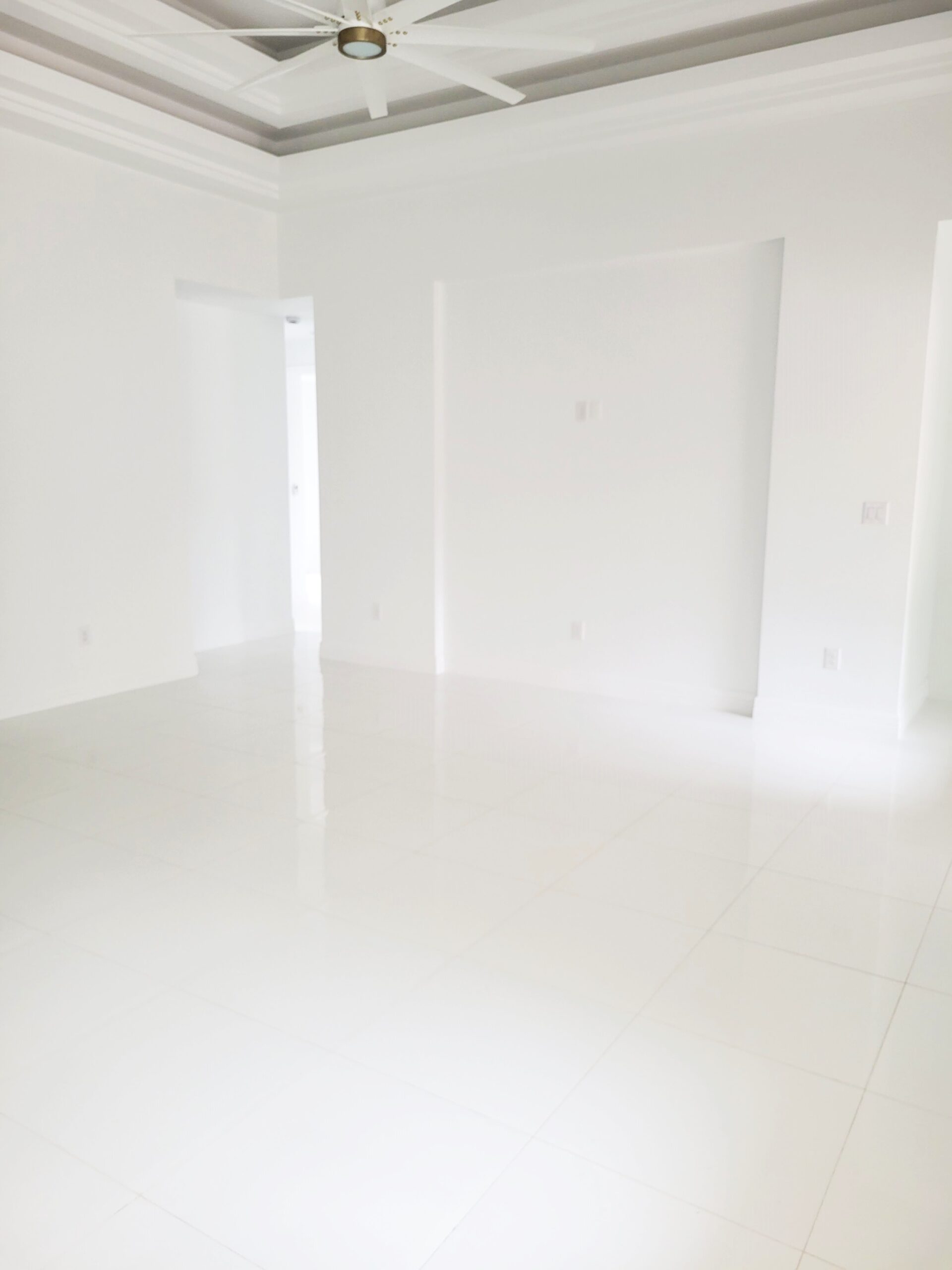 A white room with no one in it